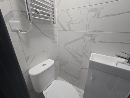 Victoria Road, Ruislip HA6, London - Photo 3