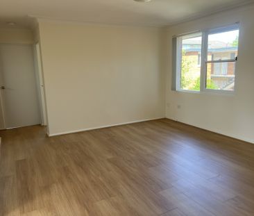 Modern Top Floor 2 Bedroom Apartment - Photo 3