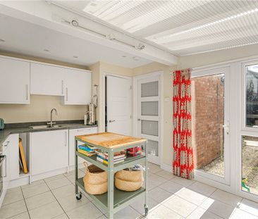 A light and spacious Victorian mid terrace house located on a sough... - Photo 3