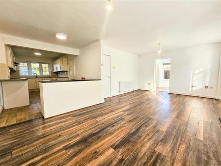 4 bedroom detached house to rent - Photo 4