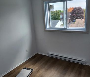 5 1/2 fraîchement rénové libre dès maintenant - Photo 2