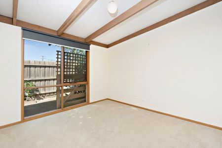 Within minutes to the beach - Photo 2