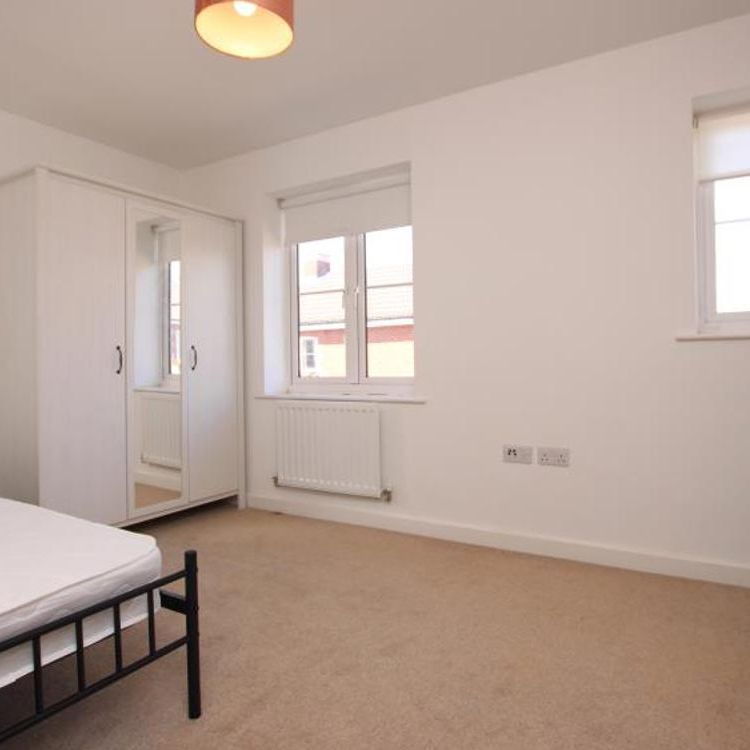 Three bedroom student house available in July 2026! Bills excluded. Call now to arrange your viewing - Photo 1