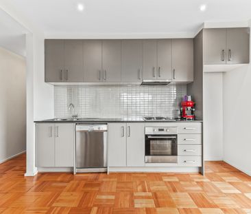 IN THE HEART OF CHELTENHAM! - Photo 4