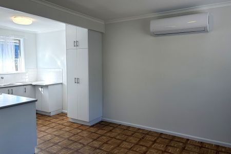 FRESHLY PAiNTED UNiT CLOSE TO CENTRAL ALBURY - Photo 2