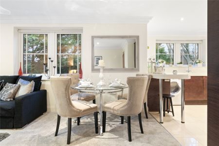 Portsmouth Road, Esher, Surrey, KT10 flat to rent - Photo 3