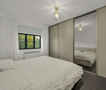 A stylish and contemporary three-bedroom home in the heart of Esher. - Photo 6