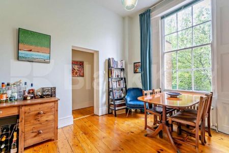 A beautifully presented two-bedroom apartment of approximately 687 sq ft - Photo 3