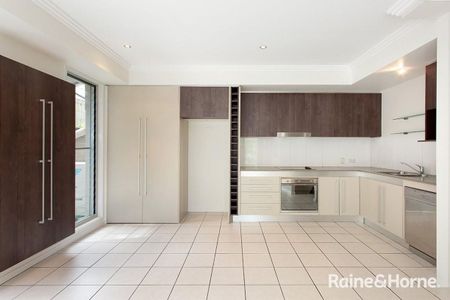Chic 3 Bedroom Apartment with Two Levels of Living - Photo 2