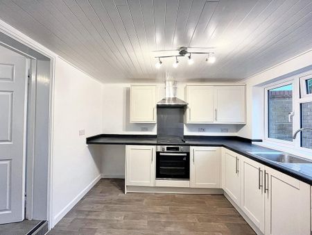 3 bedroom semi-detached house to rent - Photo 3