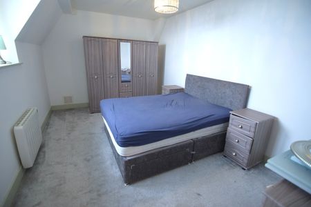 To Let 3 Bed Apartment - Photo 2