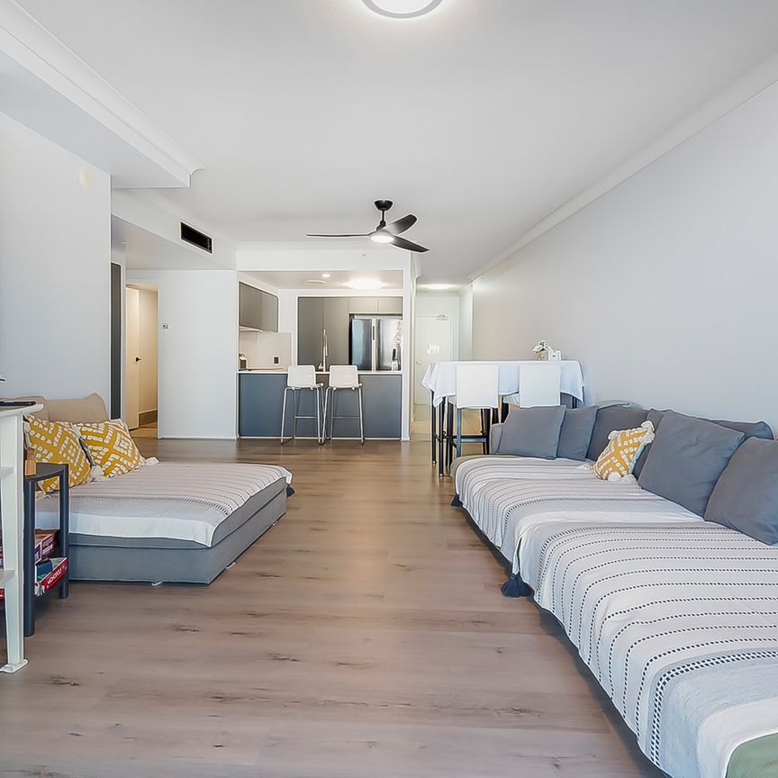 MOMENTS TO THE BEACH AND PUBLIC TRANSPORT - Furnished or Unfurnished - Photo 1