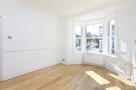 3 bedroom flat in London - Photo 3