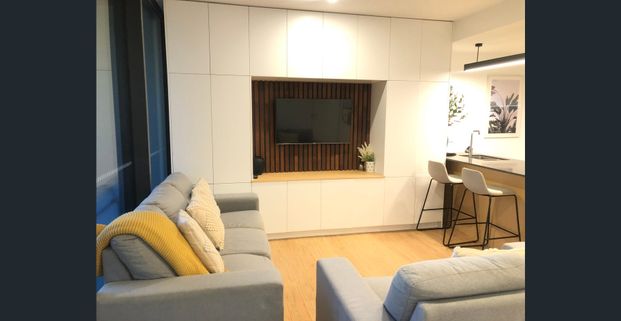 Fully Furnished 1-Bedroom Apartment with Secure Parking in the Heart of South Brisbane – $730/w until 14 July 2026, then $740/w from 15 July 2026 - Photo 1