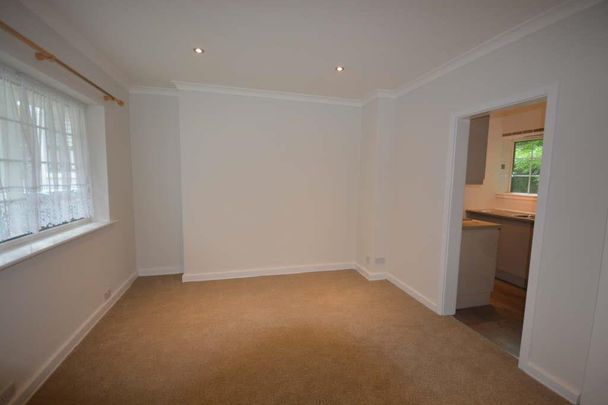 Drummond Gardens, Epsom, Surrey, KT19 8RP - Photo 1