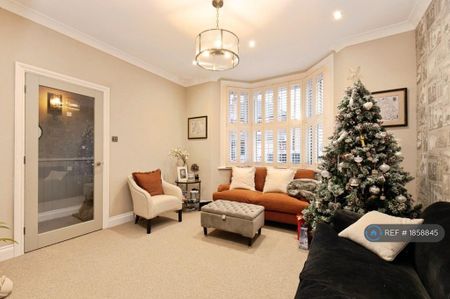 4 bedroom detached house to rent - Photo 2