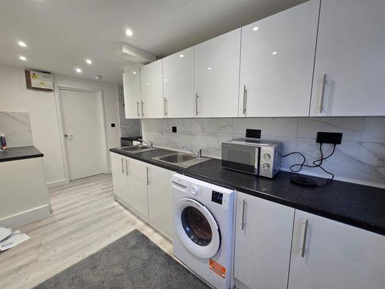 Hawthorn Way, Shepperton TW17, London - Photo 1