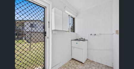 Freshly Renovated 2-Bedroom Unit - Mowing Included! - Photo 5