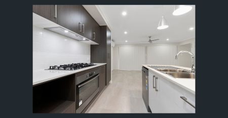 Comfortable 4 Bedroom Home & Multiple Living Areas - Photo 3