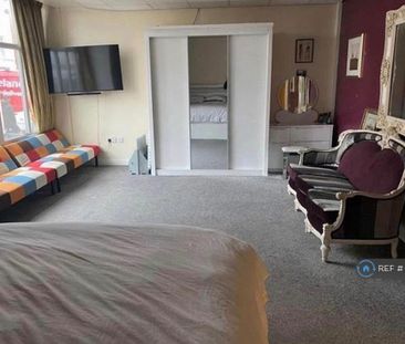 3 bedroom flat to rent - Photo 2