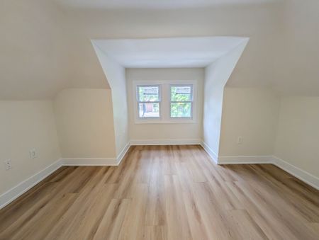 59 Carrick Ave, Hamilton - 3 Bedroom Upper Unit - Photo 3