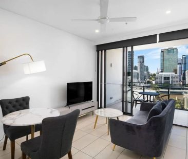 Modern Apartment with City Views in Prime South Brisbane Location - Photo 3