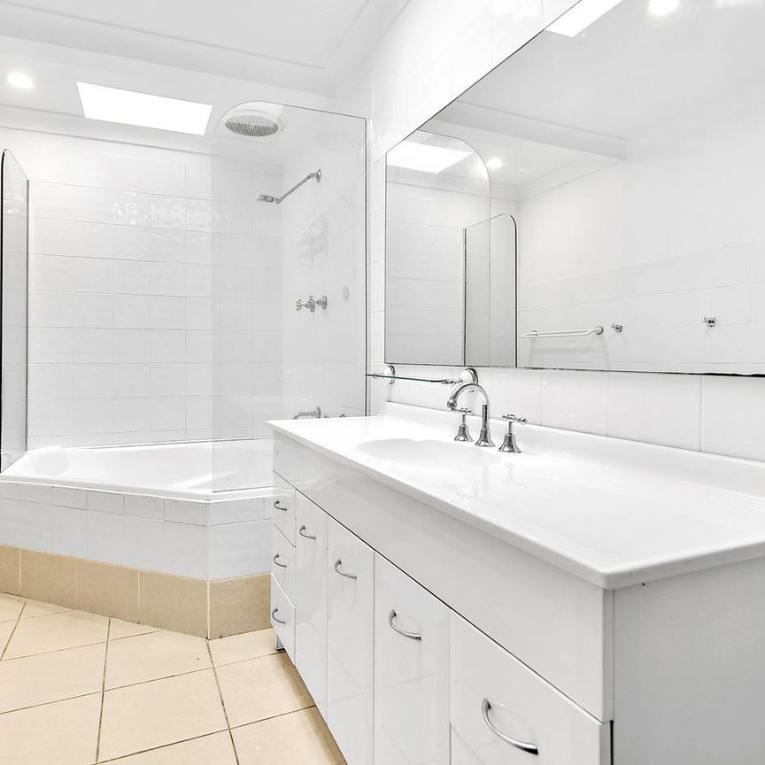 2/68 Rowland Avenue, Wollongong, NSW 2500 - Photo 1