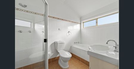 Spacious & Stylish Townhouse with Private Entry – Walk to Grove Square - Photo 2