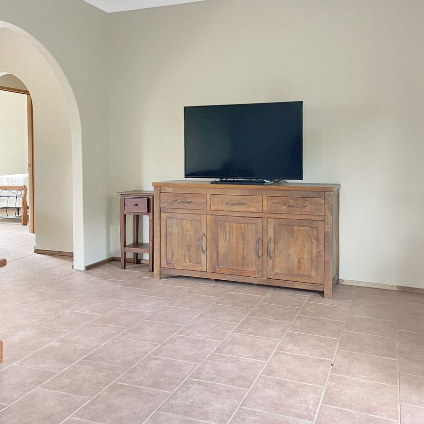 Neat villa, walk to beach & shops - Photo 1
