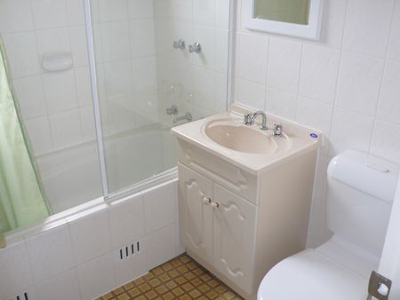 NEAT AND TIDY ONE BEDROOM UNIT IN FANTASTIC LOCATION - Photo 5