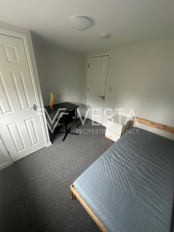 1 bedroom in a house share to rent - Photo 2