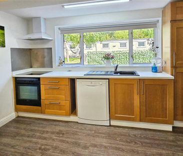 3 bedroom end of terrace house to rent - Photo 2
