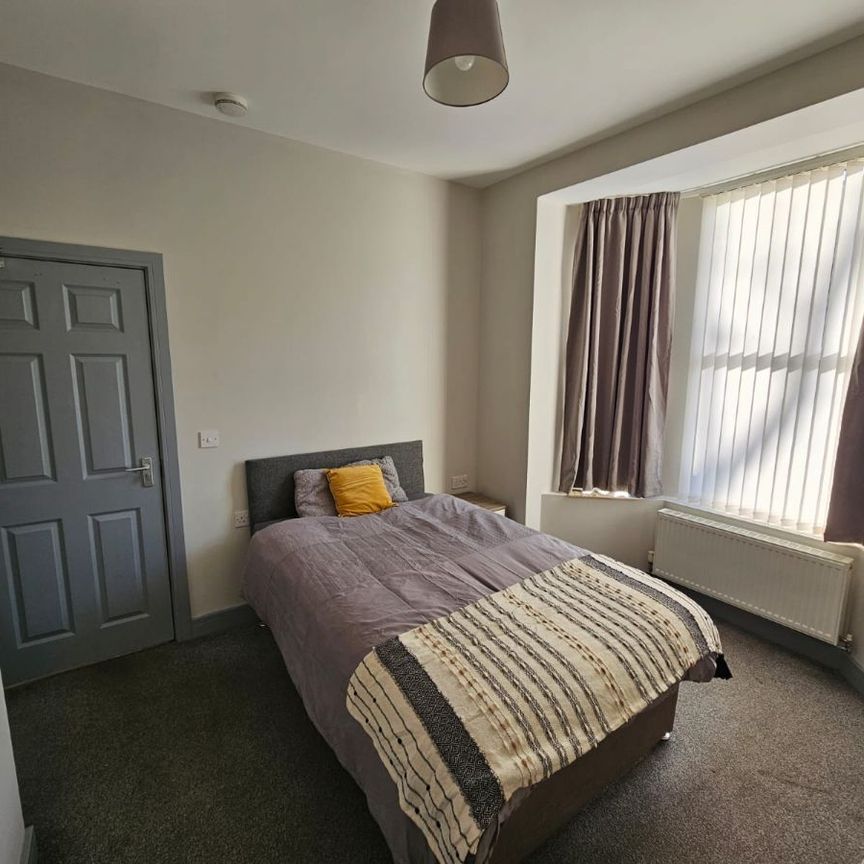 Room 1, 20 Glyn Avenue - Photo 1