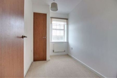 2 bed flat to rent in - Photo 3