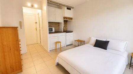 Location Appartement 1 pièce 17m² CANNES 06400 - Photo 2