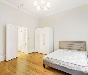 A studio apartment in a classic period building on Egerton Gardens,... - Photo 1