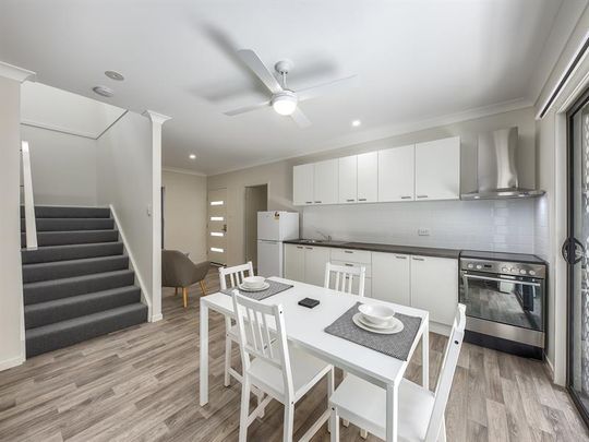 27 Rodney Street, Wynnum West QLD 4178 - Apartment For Rent | Domain - Photo 1