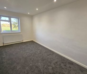 72 Hurtwood Road, Walton-on-Thames - 6 bedrooms Property for lettin... - Photo 2