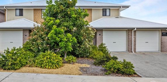 Lovely 3 Bedroom Townhouse in Quiet Complex - Photo 2