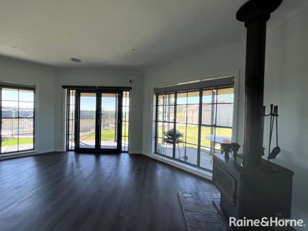 Elevated family home with panoramic views - Photo 4