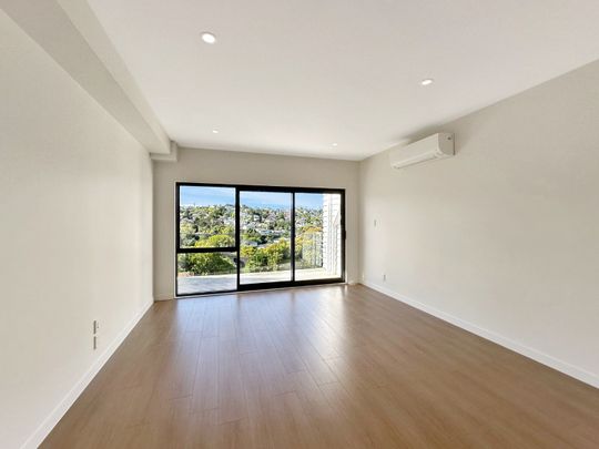 New 4-Bedroom House with 3.5 Bathrooms in Totara Vale - Photo 1