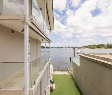Absolute waterfront living with panoramic views - Photo 3