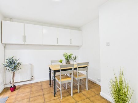 1 bedroom in a house share to rent - Photo 4