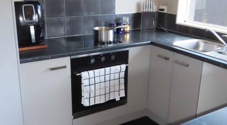 Comfortable Family Home close to everything - Photo 5