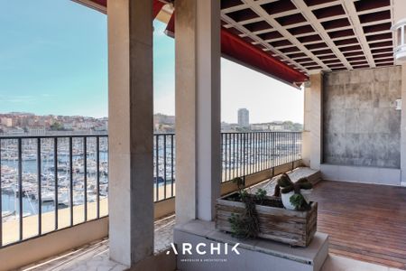 Architecture des années 50, cet immeuble classé du grand architecte de la reconstruction Fernand Pouillon, accueille en son 5ème et dernier étage avec ascenseur un appartement traversant de 114 m2 offrant depuis sa superbe terrasse de 23 m2 une vue panoramique sur le Vieux-Port et Notre-Dame de la Garde. - Photo 3