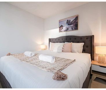 Large 2 Bedroom Apartment with Fantastic View! - Photo 6