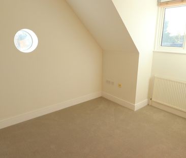 Three Bedroom Terraced House for Rent in Chelmsford - Photo 4