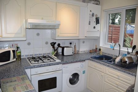 2 bedroom semi-detached house to rent - Photo 5