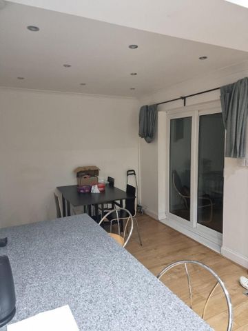 4 bedroom semi-detached house to rent - Photo 2