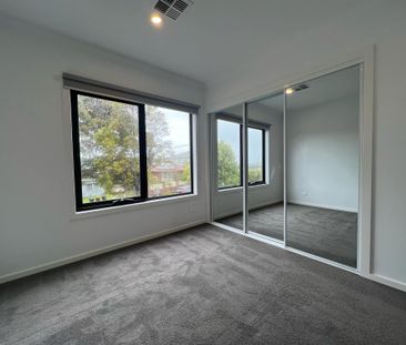 19A Finch Street, Notting Hill VIC 3168 - Townhouse For Rent | Domain - Photo 5